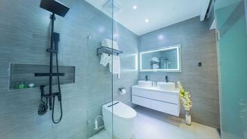 Honeymoon Loft, 1 King Bed, Private Pool | Bathroom | Shower, hydromassage showerhead, free toiletries, hair dryer