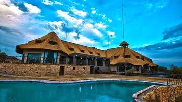 Hồ bơi ngoài trời