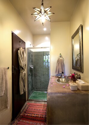 Suite de lujo (Fez) | Baño | Ducha y toallas