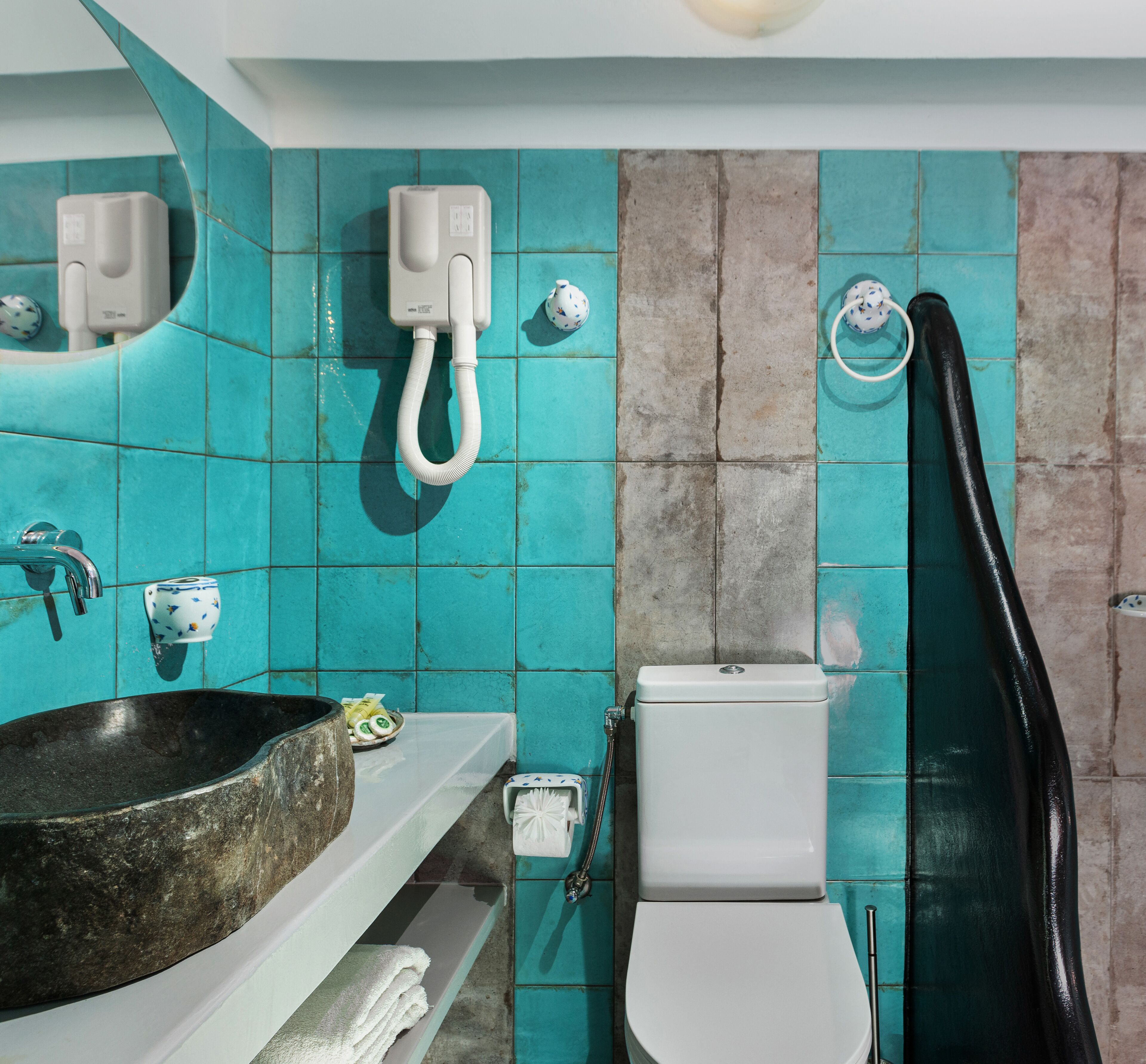 Un baño con inodoro, lavamanos y ducha.