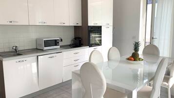 Suite (Via Prealba, 6, Levanto) | Cocina privada | Refrigerador, horno, parrilla de estufa y cafetera de espresso