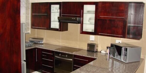 Full-size fridge, microwave, oven, stovetop