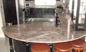 Refrigerador con congelador, microondas, horno y parrilla de estufa 