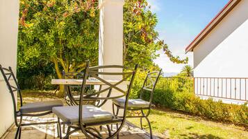 Luxe suite, 2 slaapkamers, keuken, tuin | Balkon