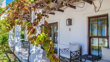 Luxury Σουίτα, 1 Υπνοδωμάτιο, Κουζινούλα, Στον κήπο | Βεράντα/αίθριο
