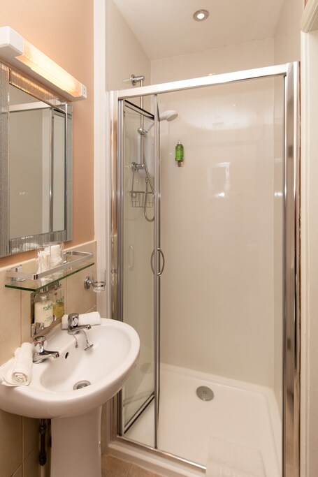 Clifton Villa Guest House - Image 20