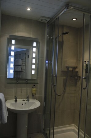 Classic Double Room (Anglesey) | Bathroom | Shower, free toiletries, hair dryer, towels
