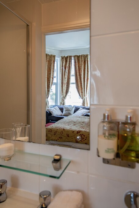 Clifton Villa Guest House - Image 8