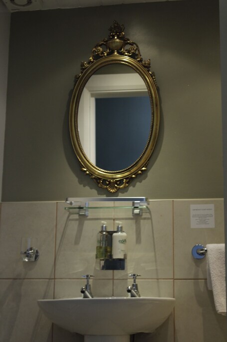 Clifton Villa Guest House - Image 52