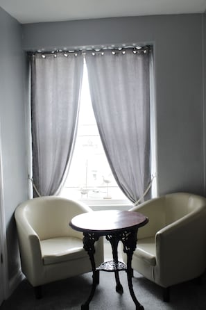 Habitación doble clásica (Anglesey) | Tabla de planchar con plancha, wifi gratis y ropa de cama 