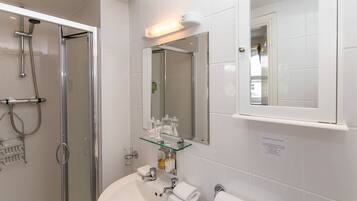 Ducha, artículos de tocador gratuitos, secador de pelo, toallas