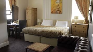 Tabla de planchar con plancha, wifi gratis y ropa de cama