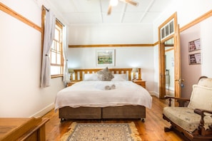 Premium bedding, down duvets, in-room safe, iron/ironing board - Coweys Corner (Durban)