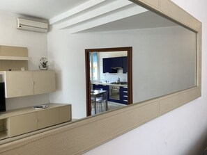 Apartment, 1 Schlafzimmer, Balkon (Giorgia - Via Jacopo da Levanto 35) | Wohnbereich | Fernseher