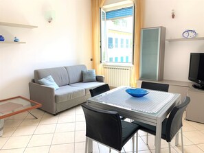 Deluxe Apartment, 1 Bedroom, Balcony (Saphia - Via Jacopo da Levanto 35) | Living area | TV - Appartamenti Levantomare  (Levanto)