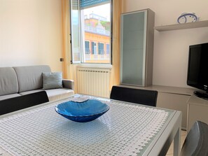 Deluxe-Apartment, 1 Schlafzimmer, Balkon (Saphia - Via Jacopo da Levanto 35) | Wohnbereich | Fernseher
