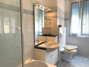 Apartment, 1 Bedroom, Balcony (Giorgia - Via Jacopo da Levanto 35) | Bathroom | Hair dryer - Appartamenti Levantomare  (Levanto)