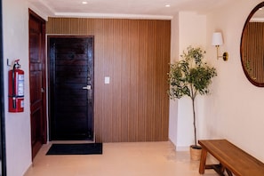 Ropa de cama hipoalergénica, minibar y decoración personalizada
