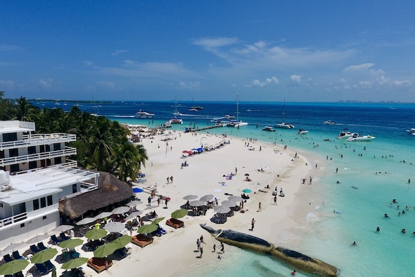 Vista frontal de la propiedad