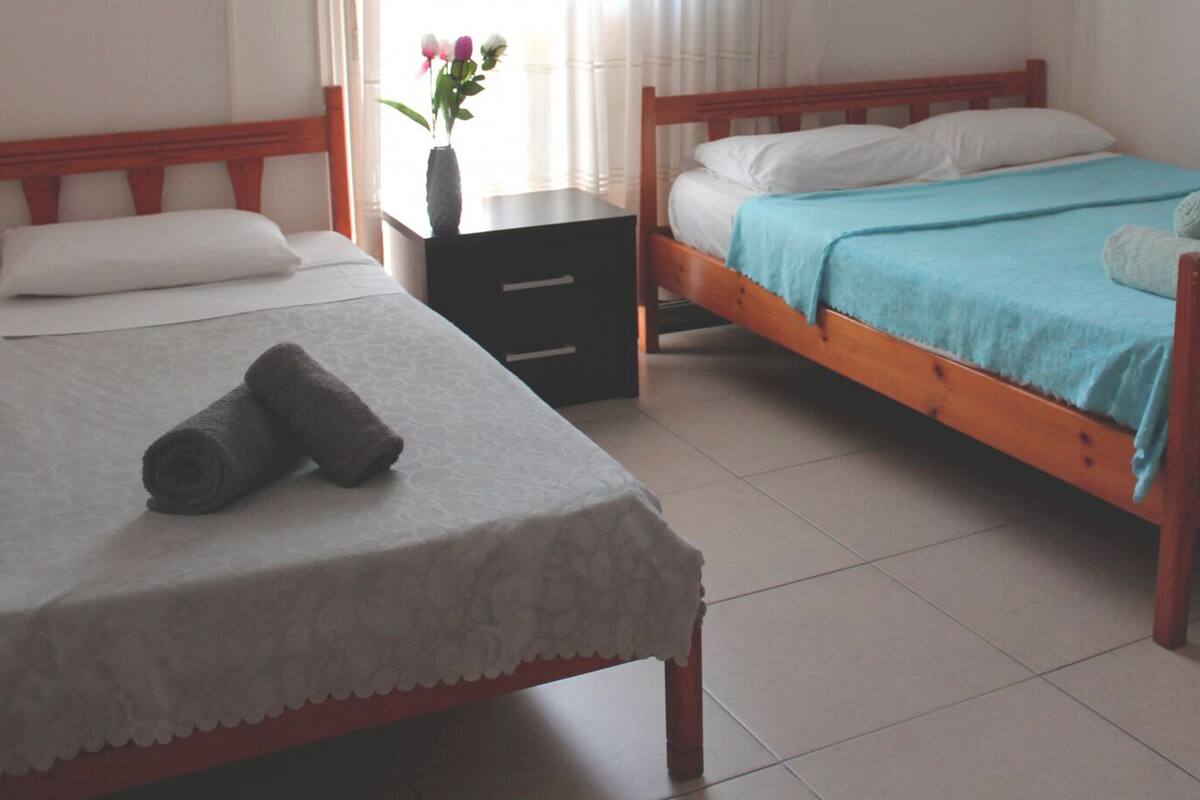 1 chambre, lit avec matelas Select Comfort, fer et planche à repasser