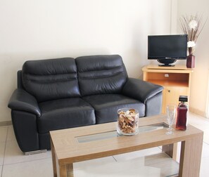 32-inch LED TV with digital channels, TV - St. Mamas Hotel Apartments (Larnaca)