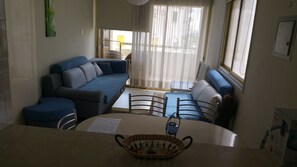 Living area | 32-inch Smart TV with digital channels, TV, pay films - Nondas Hill Hotel Apartments (Larnaca)