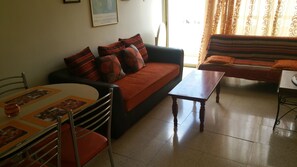 Comfort Apartment, 1 Bedroom (N) | Living area | 32-inch Smart TV with digital channels, TV, pay movies - Nondas Hill Hotel Apartments (Larnaca)