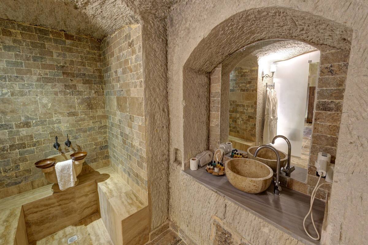 king cave suite | bathroom | free toiletries, hair dryer, slippers, towels