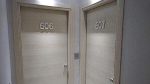 Two doors labeled 606 and 607 in a hallway. - Brain Rooms & Suite (Pagani)