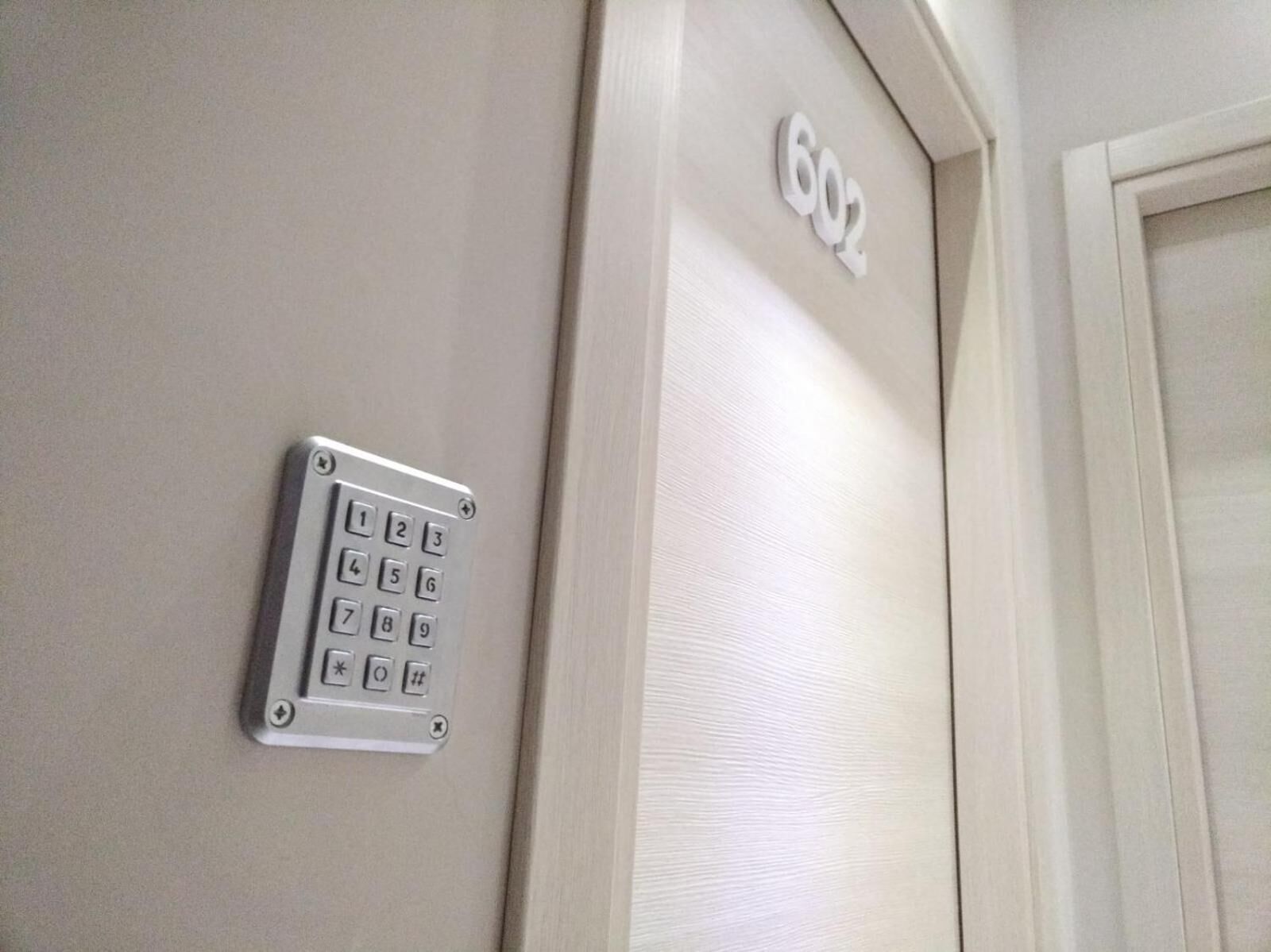 Puerta con teclado numérico y el número '602'.