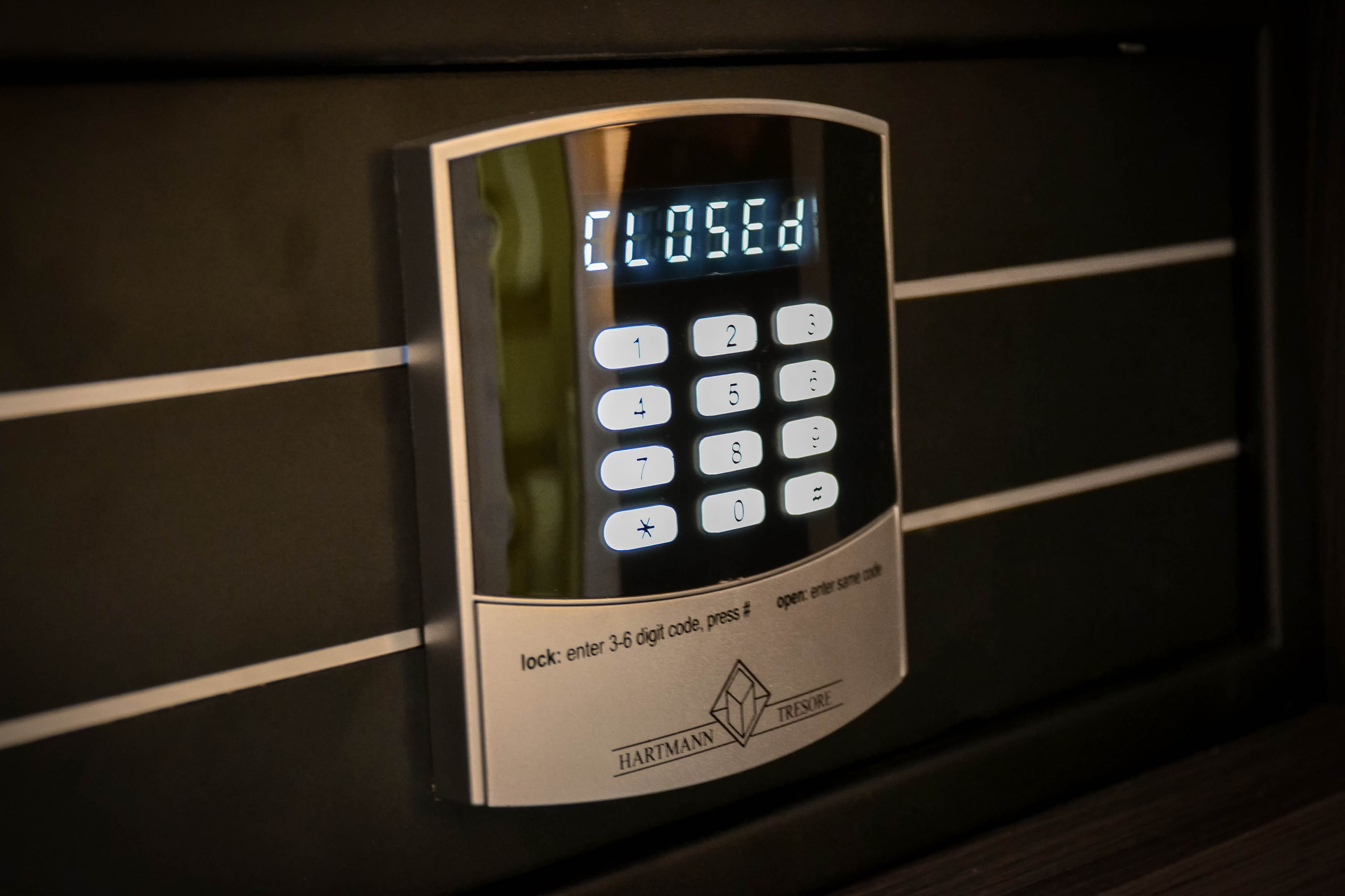 Ein digitales Schloss mit Tastatur und Anleitungen zur Eingabe eines Codes.