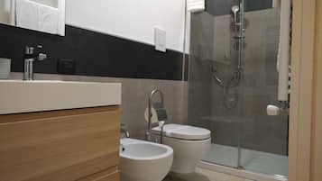 Een douche, gratis toiletartikelen, een haardroger, een bidet