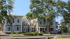 A large building with a swimming pool, surrounded by trees and a well-maintained lawn. - Kearsney Manor Guesthouse (KwaDukuza)