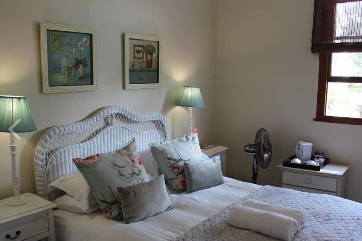 Standard Room (King En-Suite ) | Soundproofing, free WiFi, bed sheets