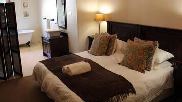 Room (Open Plan Queen ) | Soundproofing, free WiFi, bed sheets