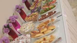 Une table de buffet garnie de divers plats et décorée de fleurs.