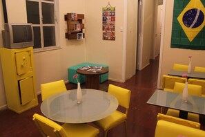Colazione a buffet a pagamento, servita tutte le mattine 