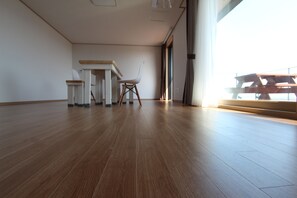 Family Duplex, 1 Queen Bed | Living area