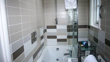 Habitación doble, tina (First Floor) | Baño | Amenidades de baño de diseñador, secadora de cabello, batas, toallas