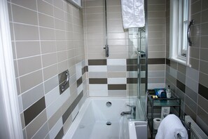 Habitación doble, tina (First Floor) | Baño | Amenidades de baño de diseñador, secadora de cabello, batas, toallas