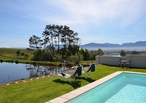 Piscine extérieure, chaises longues