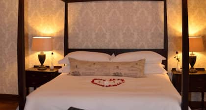 Under Oaks Guesthouse