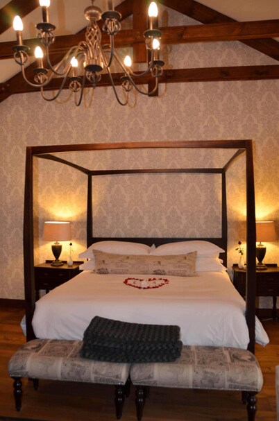 Under Oaks Guesthouse