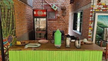 S'hi serveixen esmorzars, dinars i sopars