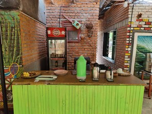 Petit déjeuner, déjeuner et dîner servis sur place