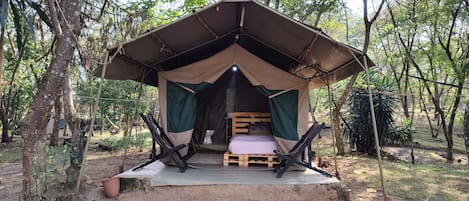 Self Contained Tent | Surmatelas, minibar, coffres-forts dans les chambres, draps fournis