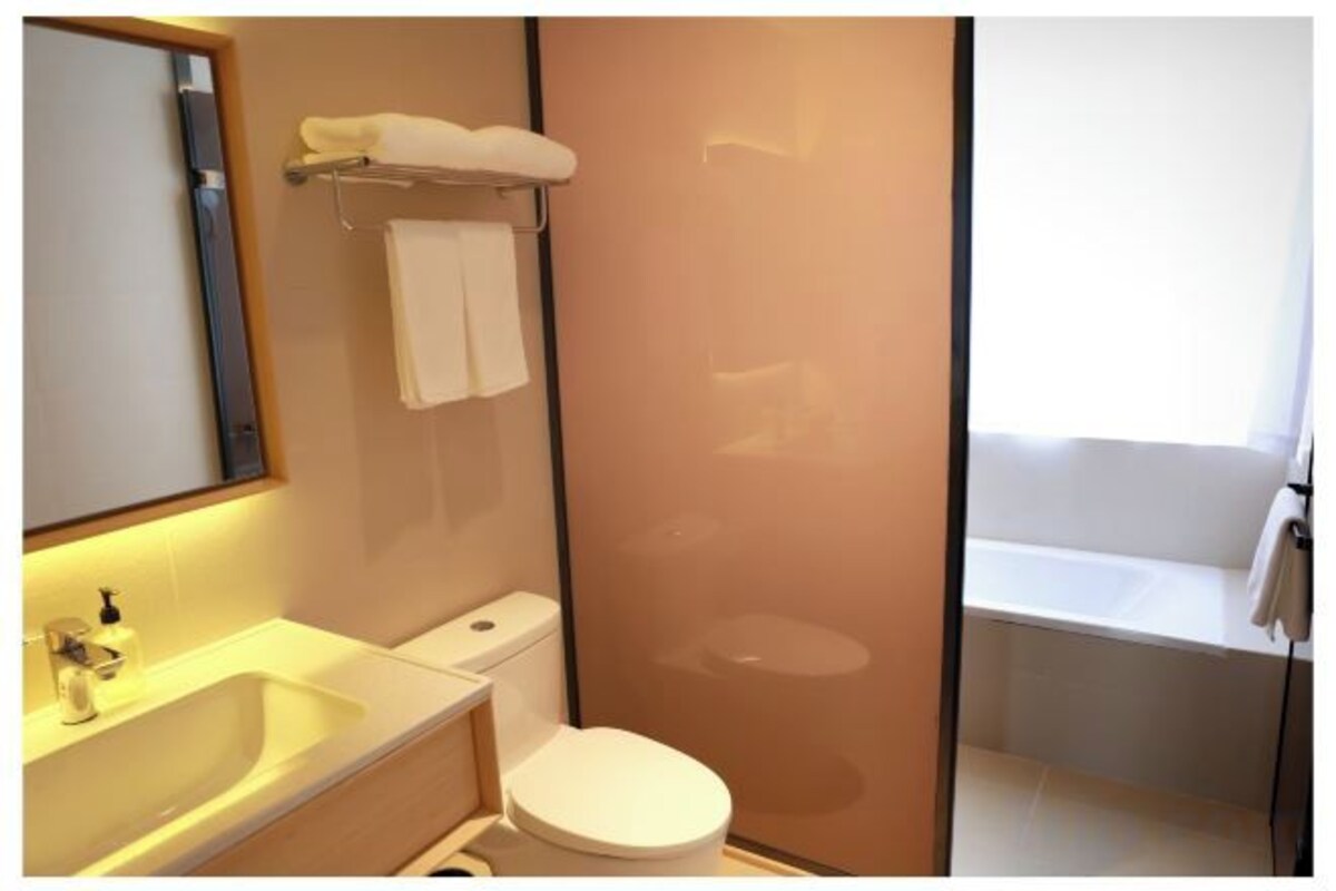 Badkamer | Een douche, een regendouche, gratis toiletartikelen, een haardroger