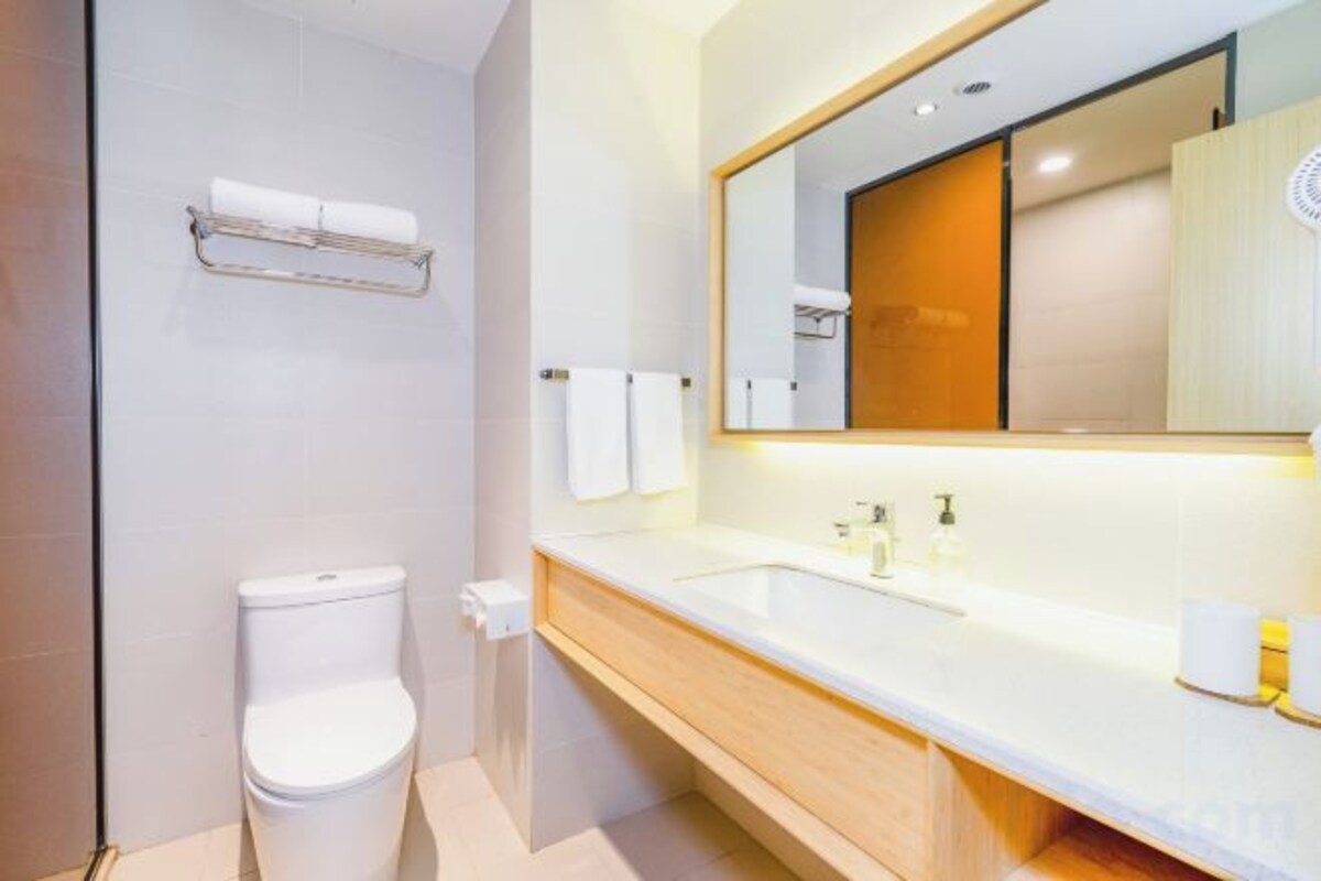 Badkamer | Een douche, een regendouche, gratis toiletartikelen, een haardroger