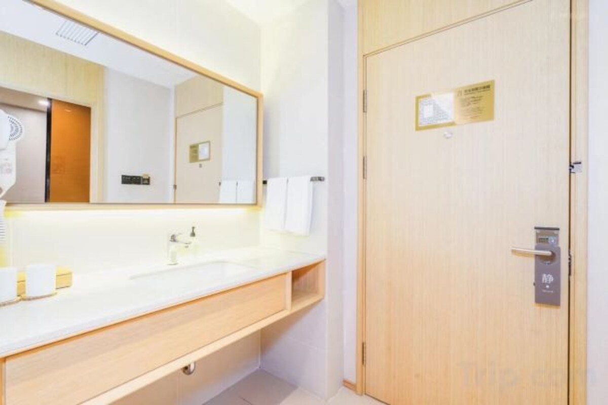 Badkamer | Een douche, een regendouche, gratis toiletartikelen, een haardroger