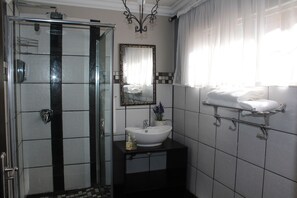 Quarto clássico, 1 cama King, geladeira e micro-ondas, no piso térreo | Banheiro | Chuveiro, produtos de toalete grátis, secador de cabelo 